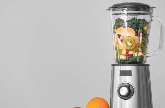Wat maakt een blender met een kan ideaal voor grote gezinnen?